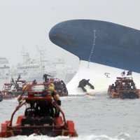 Dienvidkorejā nogrimis kuģis ar 470 cilvēkiem; vismaz četri bojāgājušie