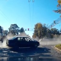 Top 6 video izlase: Iespaidīgākās aculiecinieku nofilmētās autoavārijas