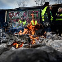 Francijā sarucis atbalsts 'dzelteno vestu' protestiem, liecina aptaujas