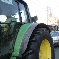 Spītējot sniegam, Baltijas zemnieki protestē ES samita norises vietā