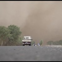Iespaidīgs video: Ķīnā smilšu vētra pārvērš dienu par nakti
