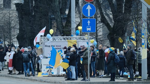 Protesti Ukrainas atbalstam pie Krievijas vēstniecības 27. februārī - 12