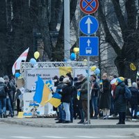 Foto: Pie Krievijas vēstniecības Rīgā turpina pulcēties cilvēki, paužot atbalstu Ukrainai