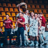 Latvijas U-18 basketbolisti ar uzvaru spraigā cīņā noslēdz EČ priekšsacīkstes
