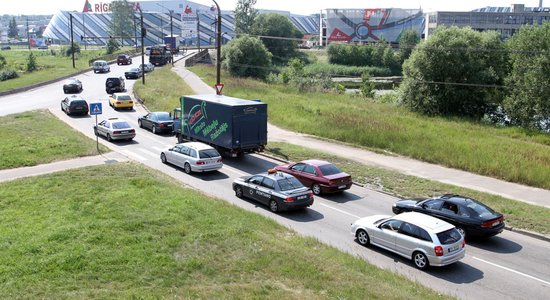 Reti braucošos autovadītājus biedē intensīva pilsētas satiksme, liecina aptauja