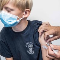 IZM un VM noraida vecāku pārmetumus, ka bērnu vakcīnas pret Covid-19 esot eksperimentālas