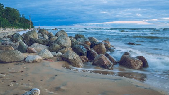 Vidzeme, Vidzemes jūrmala, akmeņainā jūrmala, Tūja, rudens, vētra