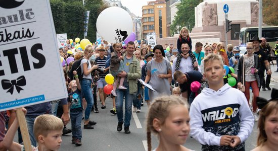 Foto: Tēva dienas gājiens Rīgā pulcē vairākus simtus cilvēku