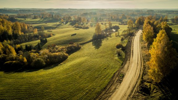 Grants ceļiem Vidzemē veikti ūdens atvades sistēmas sakārtošanas darbi