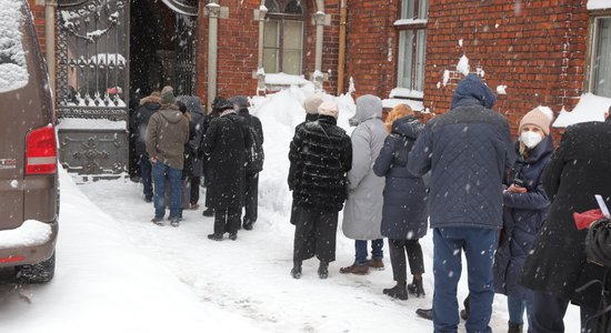 Foto: Sniega kupenās ieskautā Doma baznīcā piemin Mārtiņu Braunu