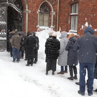 Foto: Sniega kupenās ieskautā Doma baznīcā piemin Mārtiņu Braunu