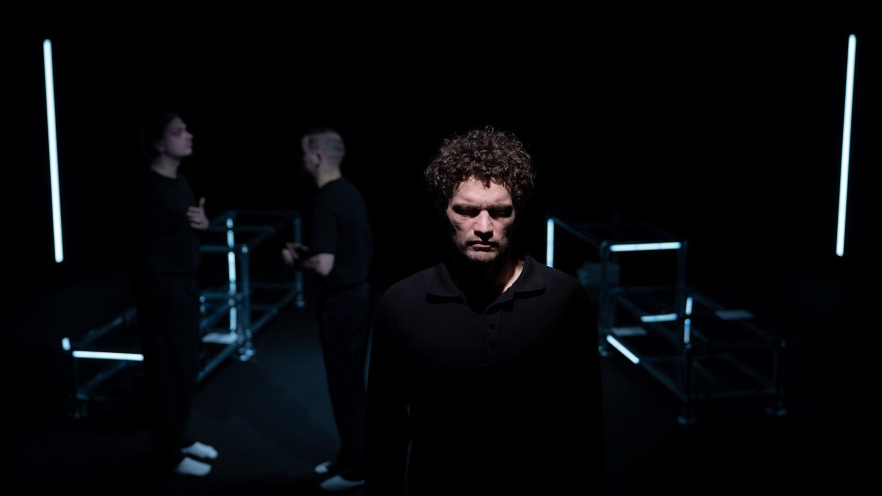 Liepājas teātrī iestudēts "Neglītenis" – stāsts par identitāti un sabiedrības spiedienu