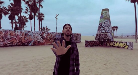 'Linkin Park' vokālists Maiks Šinoda pēc 10 gadu pārtraukuma izlaiž jaunu, 360 grādu 'Fort Minor' mūzikas klipu