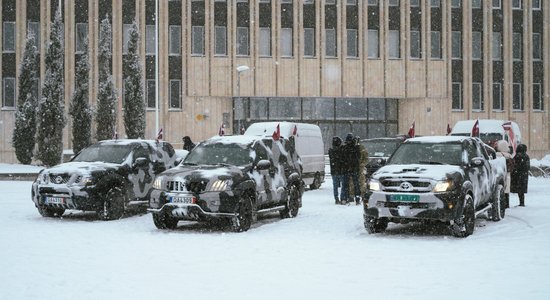 Foto: Palīdzības konvojs no Rīgas dodas ceļā uz Ukrainu