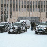 Foto: Palīdzības konvojs no Rīgas dodas ceļā uz Ukrainu