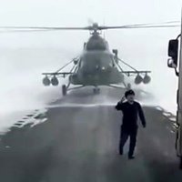 Video: Kazahstānā helikopteru nolaiž uz šosejas, lai paprasītu ceļu