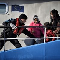 Egejas jūrā pie Lesbas salas izglābti aptuveni 900 bēgļi
