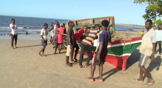 Nogrimstot laivai, Mozambikā dzīvību zaudē vairāk nekā 90 cilvēki