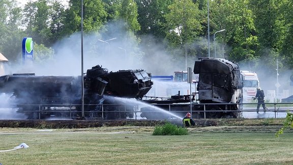 Salaspilī aizdegusies militārā tehnika, kas pārvadā degvielu - 3