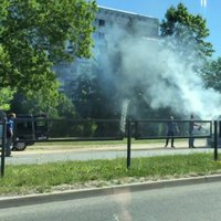 ВИДЕО: На ул. Маскавас загорелся BMW - водители пришли на помощь