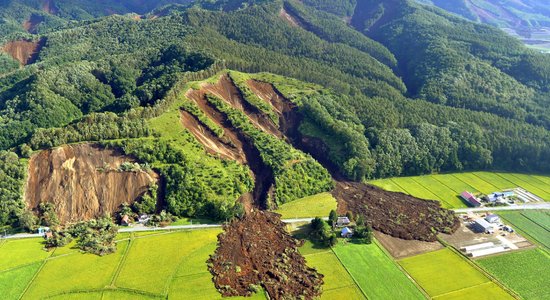 Foto: Japānas ziemeļos zemestrīce nobrucina pakalnus