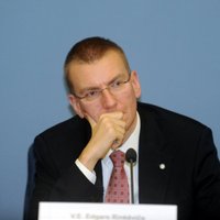 Козловскис и Ринкевич резко осудили сожжение флага ЕС в Риге