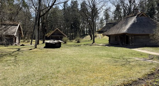 Foto: Brīvdabas muzejā uzpoš ēkas un sāk pavasara sezonu