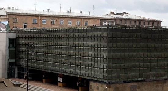 Okupācijas muzeja dedzināšanā aizturētā sieviete tomēr nav bijusi iesaistīta noziegumā