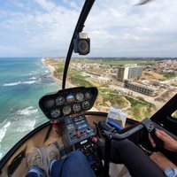 Video: Ar mazo 'Robinson R44' pāri nelielajai Izraēlai