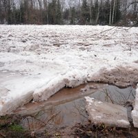 Strauji krītas ūdens līmenis Lielupē pie Mežotnes; Svētē līmenis pagaidām nemainīgi augsts