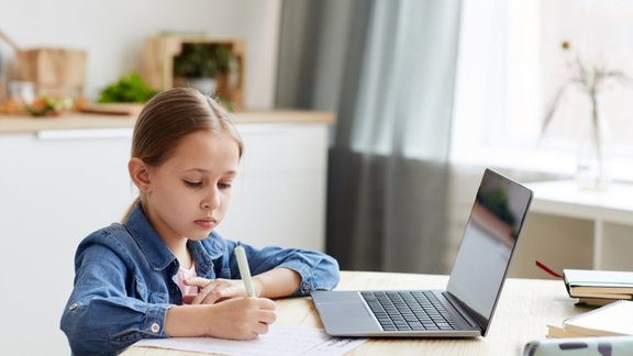 Tālmācība 1. līdz 6. klases skolēniem būs pieejama tikai īpašos gadījumos