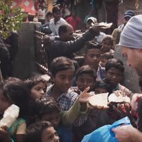 Lietuviešu ceļotājs iepriecina Indijas graustu rajona iemītniekus, sagādājot maltīti 500 dolāru vērtībā