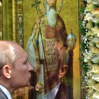В Киевe Путину подарили икону и спели "долгие лета"