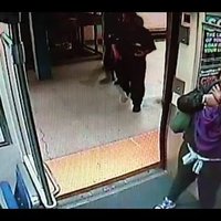 Video: Policisti pieņem dzemdības metro