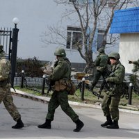 Kremlis: Vai Ukrainas karavīri no Krimas aizies ar ieročiem, lems Krievija