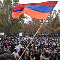 15 000 protestētāju Erevānā pieprasa premjera Pašinjana atkāpšanos