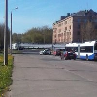 Iespaidīgs kravas auto bloķē satiksmi Daugavgrīvas ielā