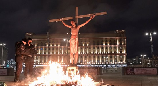 На Лубянке активиста "подожгли" на кресте в образе Христа
