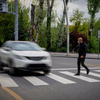 Par ceļa nedošanu gājējiem sodu autovadītājiem plāno palielināt līdz 140 eiro