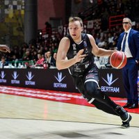 Latvijas izlases basketbolists guvis nopietnu traumu