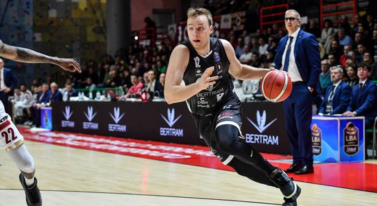 Latvijas izlases basketbolists guvis nopietnu traumu