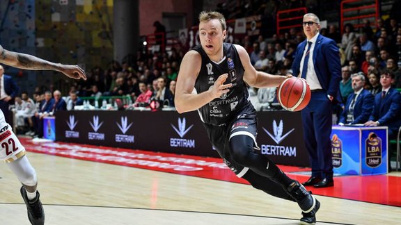 Latvijas izlases basketbolists guvis nopietnu traumu