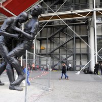 Futbola tiesnešus sanikno slavenajam Zidāna un Materaci incidentam veltīta statuja