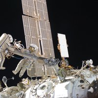 Космонавты вышли в открытый космос с ножом, чтобы разгадать образование дырки в корабле "Союз"