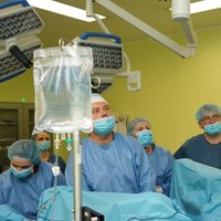 Austrumu slimnīcas mediķi veic divas sarežģītas uroloģiskas operācijas