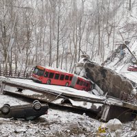 Pitsburgā neilgi pirms Baidena infrastruktūras vizītes sabrūk tilts