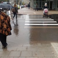 Lietus laikā Valdemāra ielā izveidojušās prāvas peļķes
