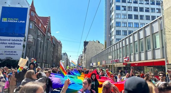 ФОТО, ВИДЕО. В шествии Рижского прайда приняли участие несколько тысяч человек