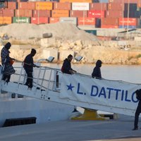 Foto: Valensijas ostā ierodas kuģi ar 630 migrantiem