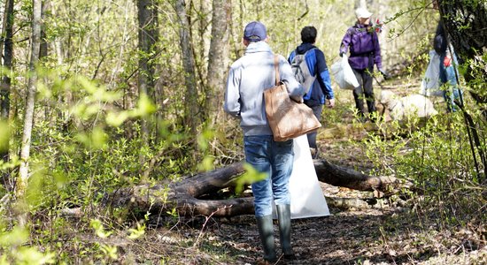 Foto: Cilvēki Lielajā talkā sakopj Latviju